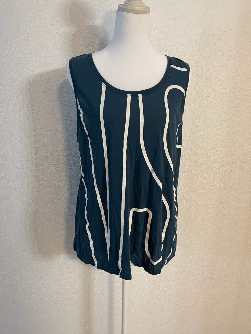 Victoria Seceret large no tags sleeveless Navy Tank Top with White Abstract